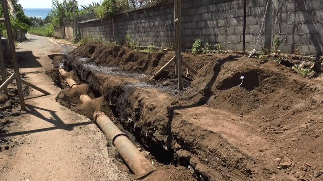 image Des fuites d’eau sous l'enrobé à Fomboni